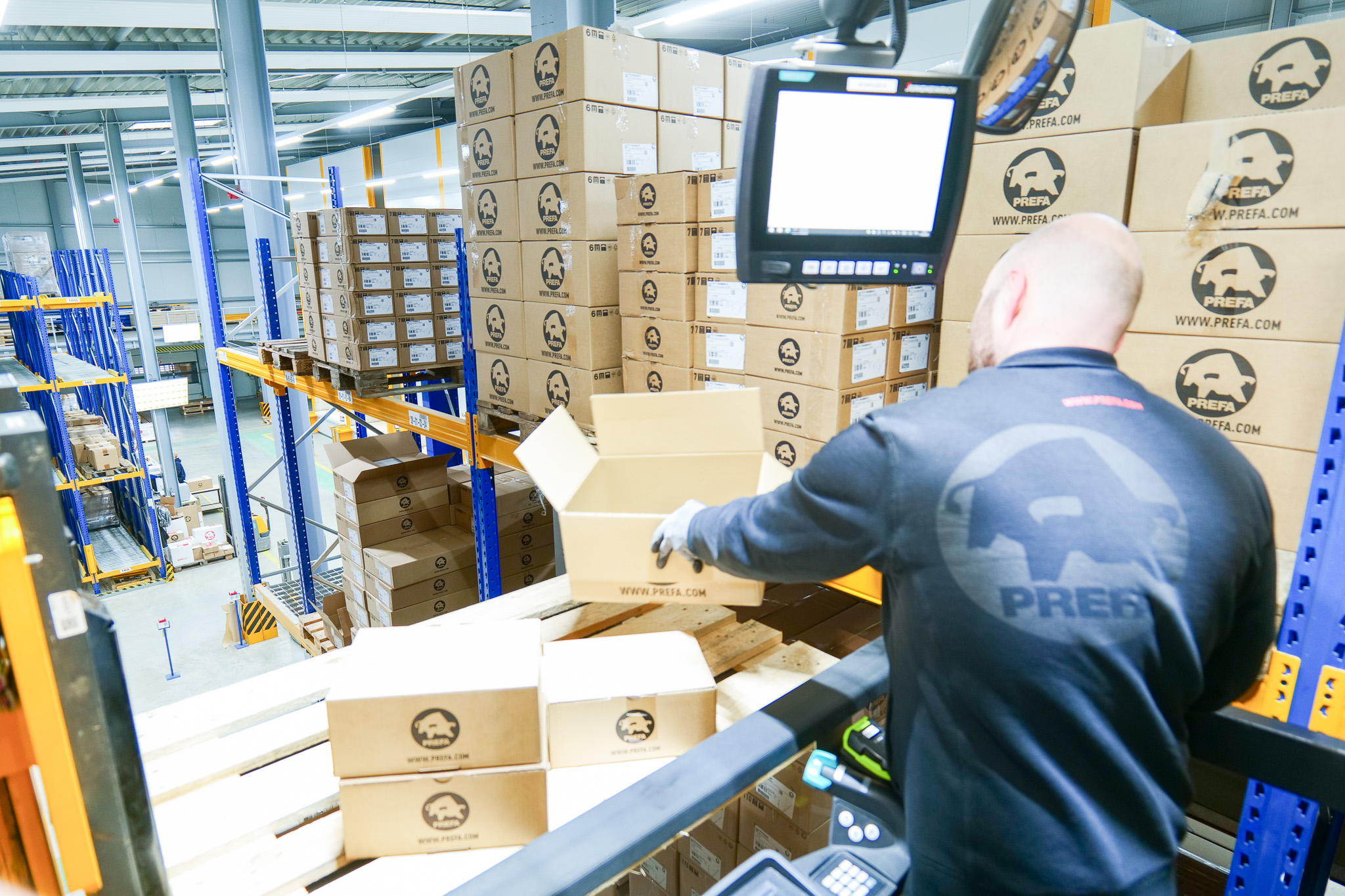 Kommissionierung von PREFA-Paketen im Lager